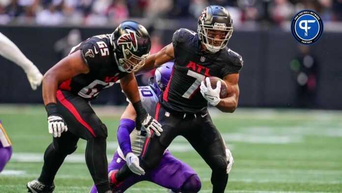 Atlanta Falcons running back Bijan Robinson (7) runs with the ball against the Minnesota Vikings at Mercedes-Benz Stadium.