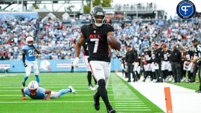 Bijan Robinson (7) runs for a touchdown against the Tennessee Titans during the second at Nissan Stadium.