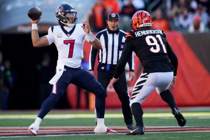 Houston Texans QB C.J. Stroud (7) throws a pass against the Cincinnati Bengals.