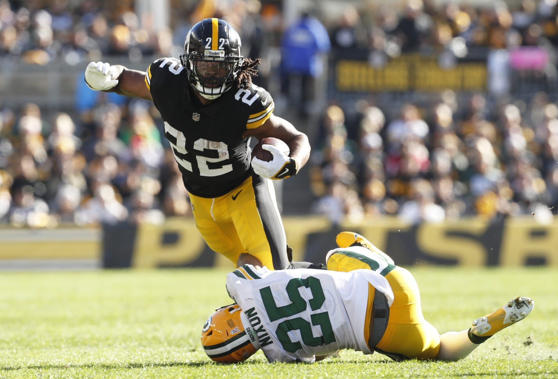 Pittsburgh Steelers RB Najee Harris (22) rushes the ball against the Green Bay Packers.