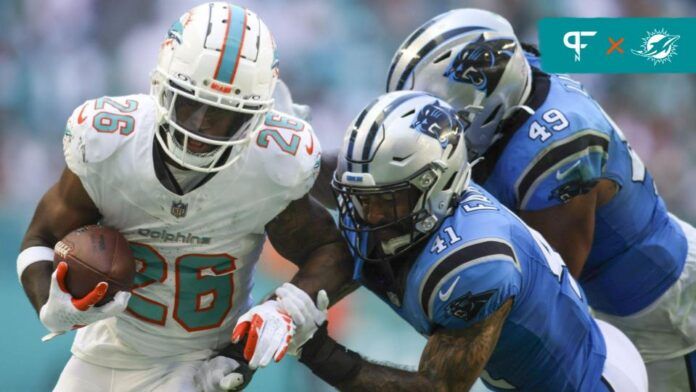 Miami Dolphins RB De'Von Achane (28) runs the ball against the Carolina Panthers.