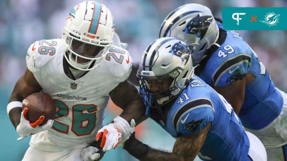 Miami Dolphins RB De'Von Achane (28) runs the ball against the Carolina Panthers.
