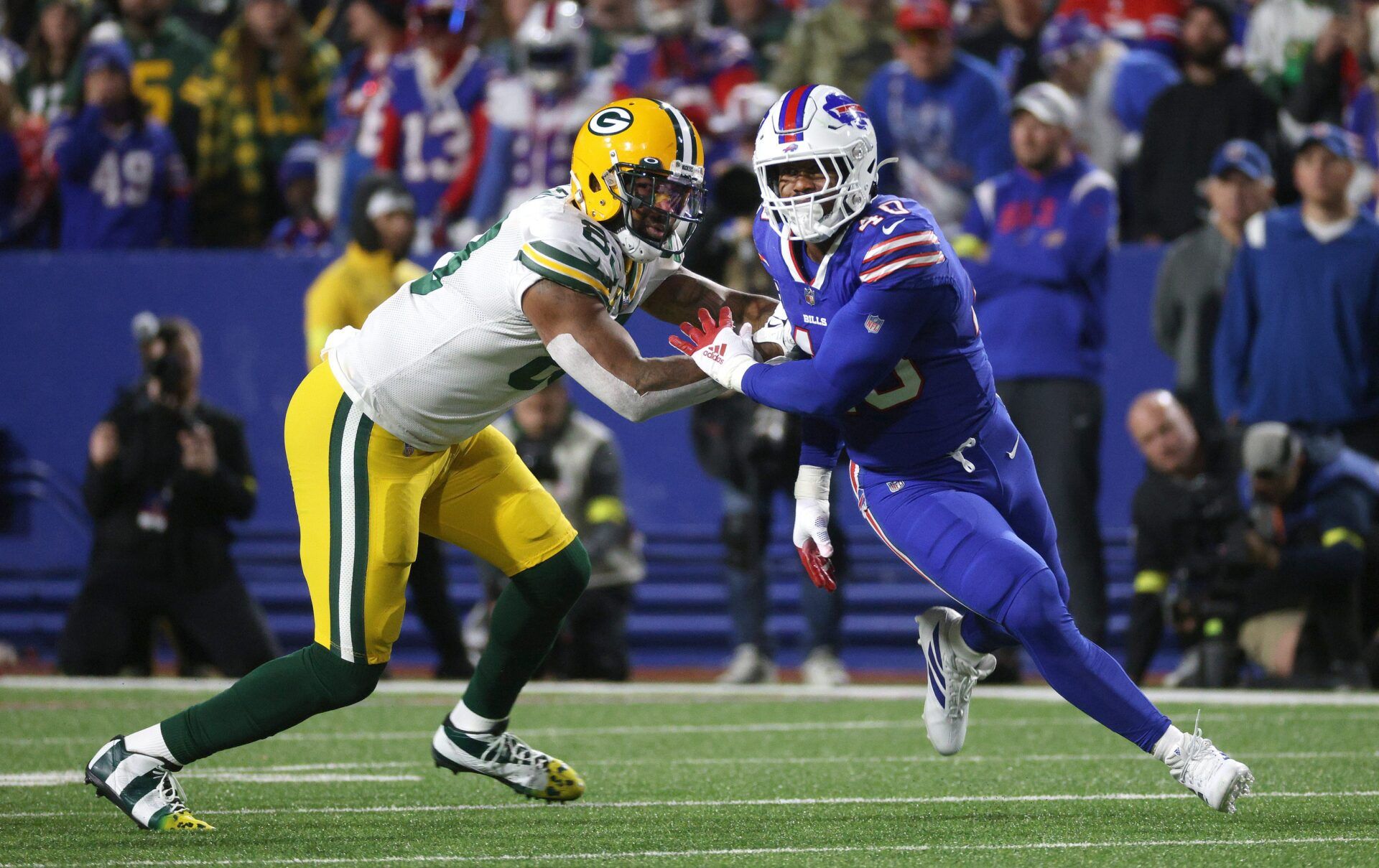 Buffalo Bills edge rusher Von Miller (40) rushes the QB against the Green Bay Packers.