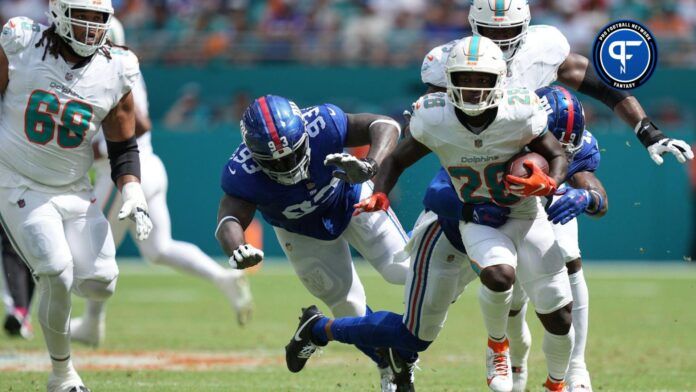 Miami Dolphins RB De'Von Achane (28) breaks free on a run against the New York Giants.