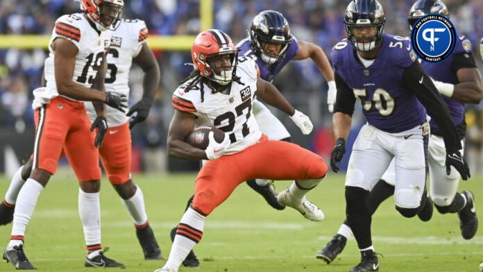 Cleveland Browns RB Kareem Hunt (27) makes a move running the ball against the Baltimore Ravens.