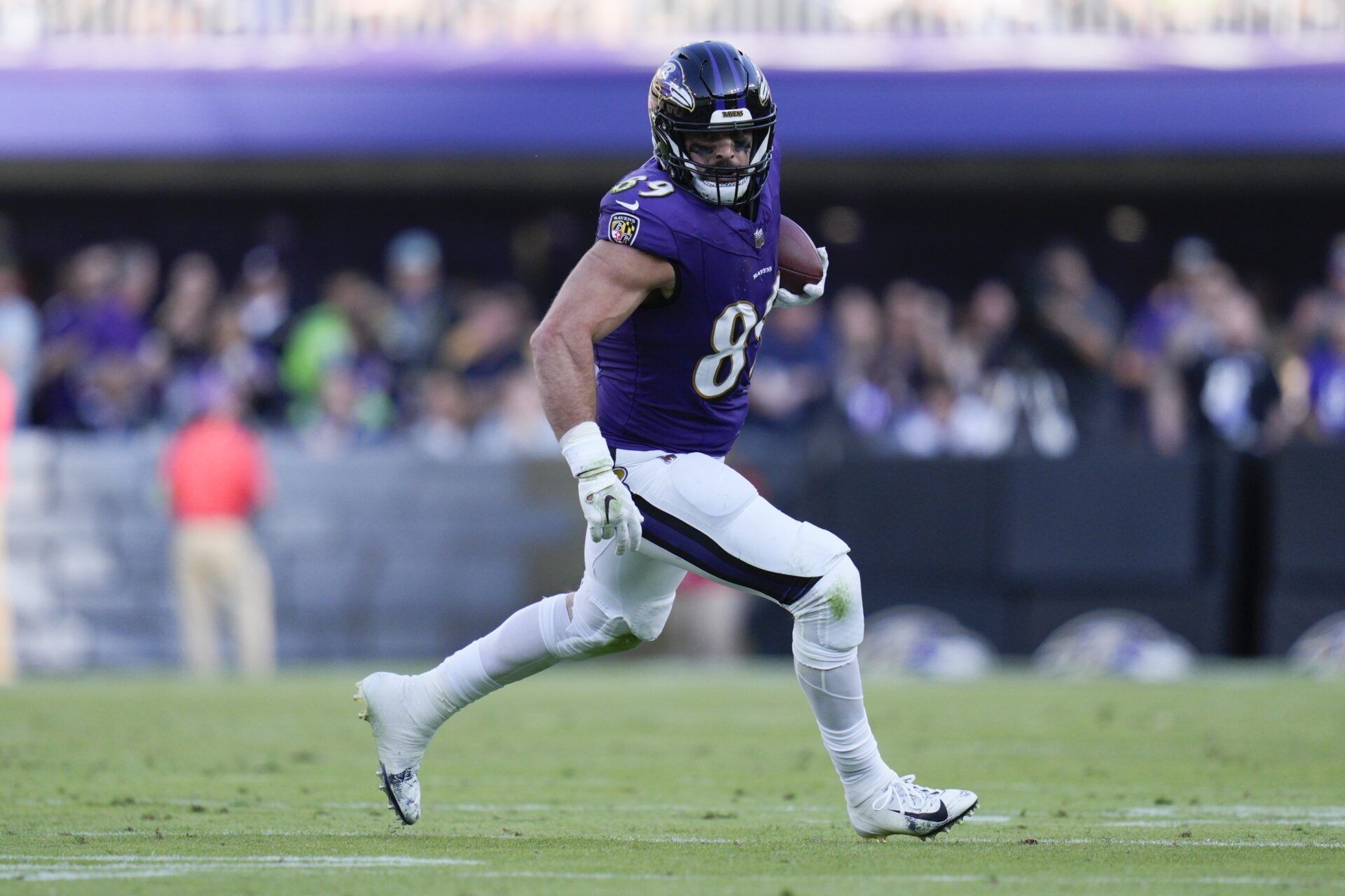 Baltimore Ravens TE Mark Andrews (89) runs the ball against the Seattle Seahawks.