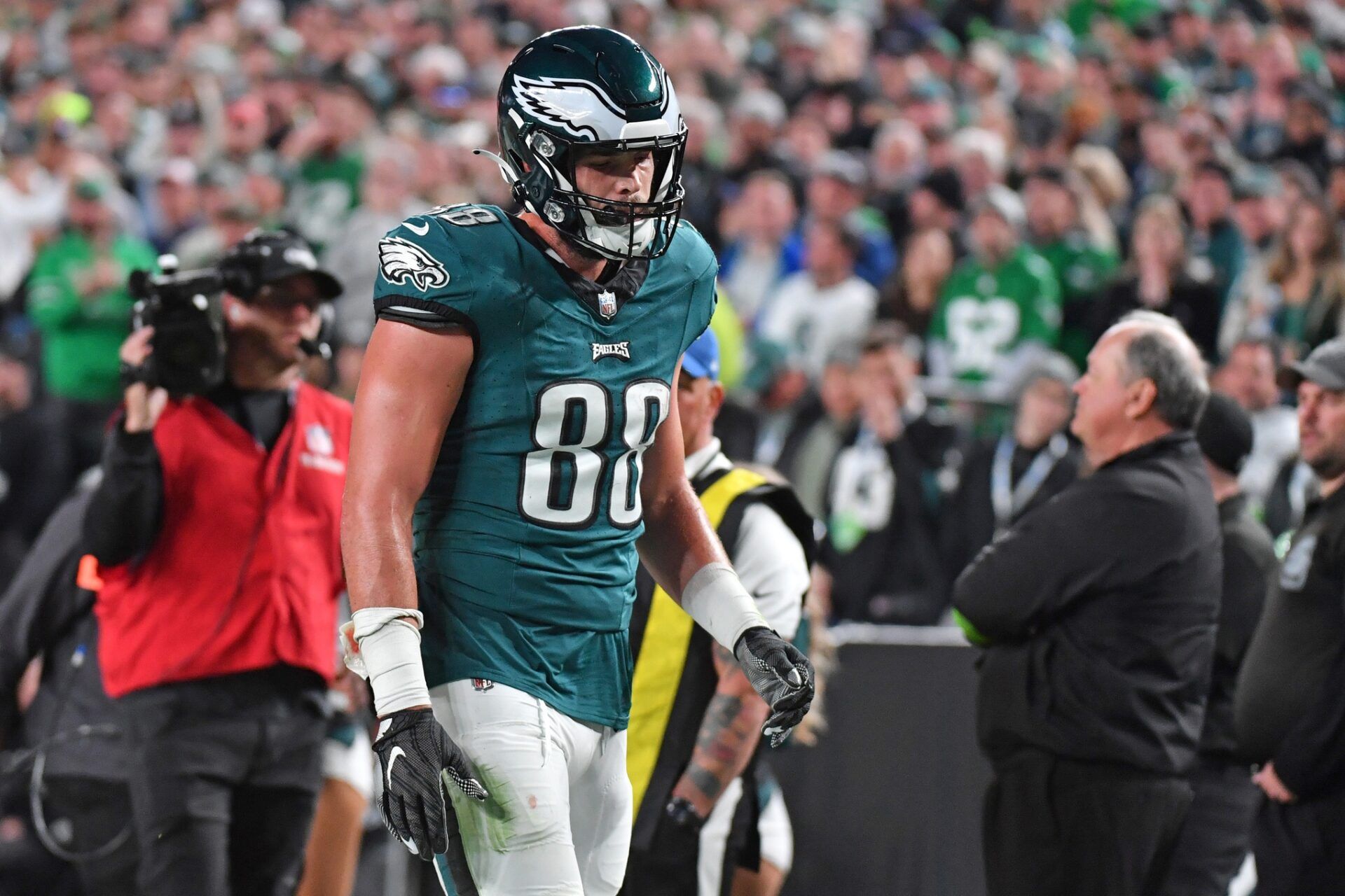 Dallas Goedert (88) walks off the field after injuring his forearm against the Dallas Cowboys during the third quarter at Lincoln Financial Field.