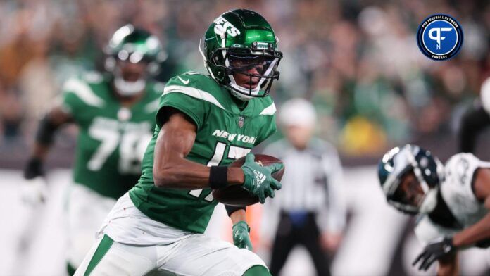 Garrett Wilson (17) gains yards after catch during the second half against the Philadelphia Eagles at MetLife Stadium.