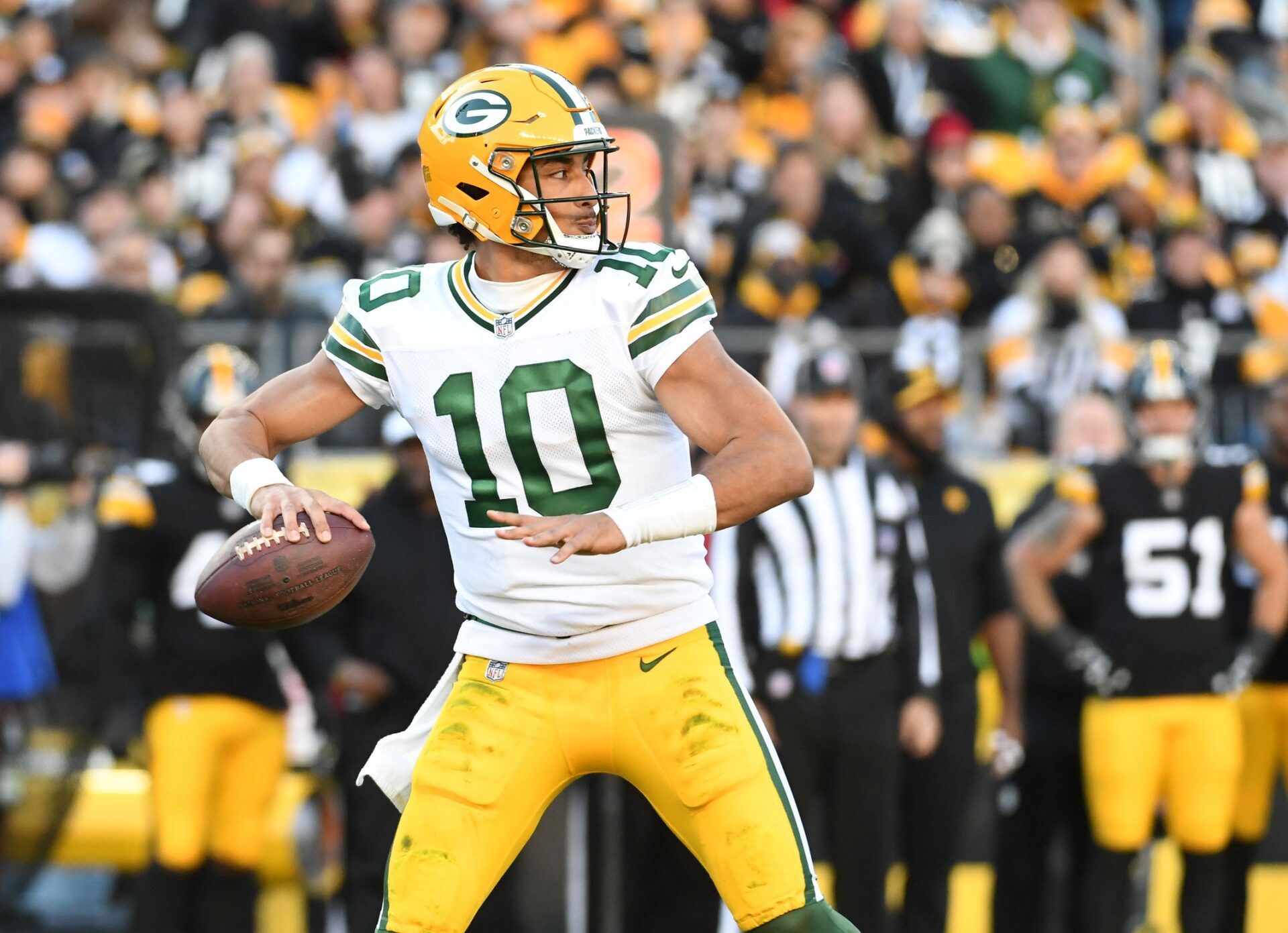 Jordan Love (10) throws against the Pittsburgh Steelers during the third quarter at Acrisure Stadium.