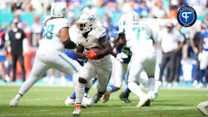 Miami Dolphins running back De'Von Achane (28) runs the ball against the New York Giants during the second half at Hard Rock Stadium.