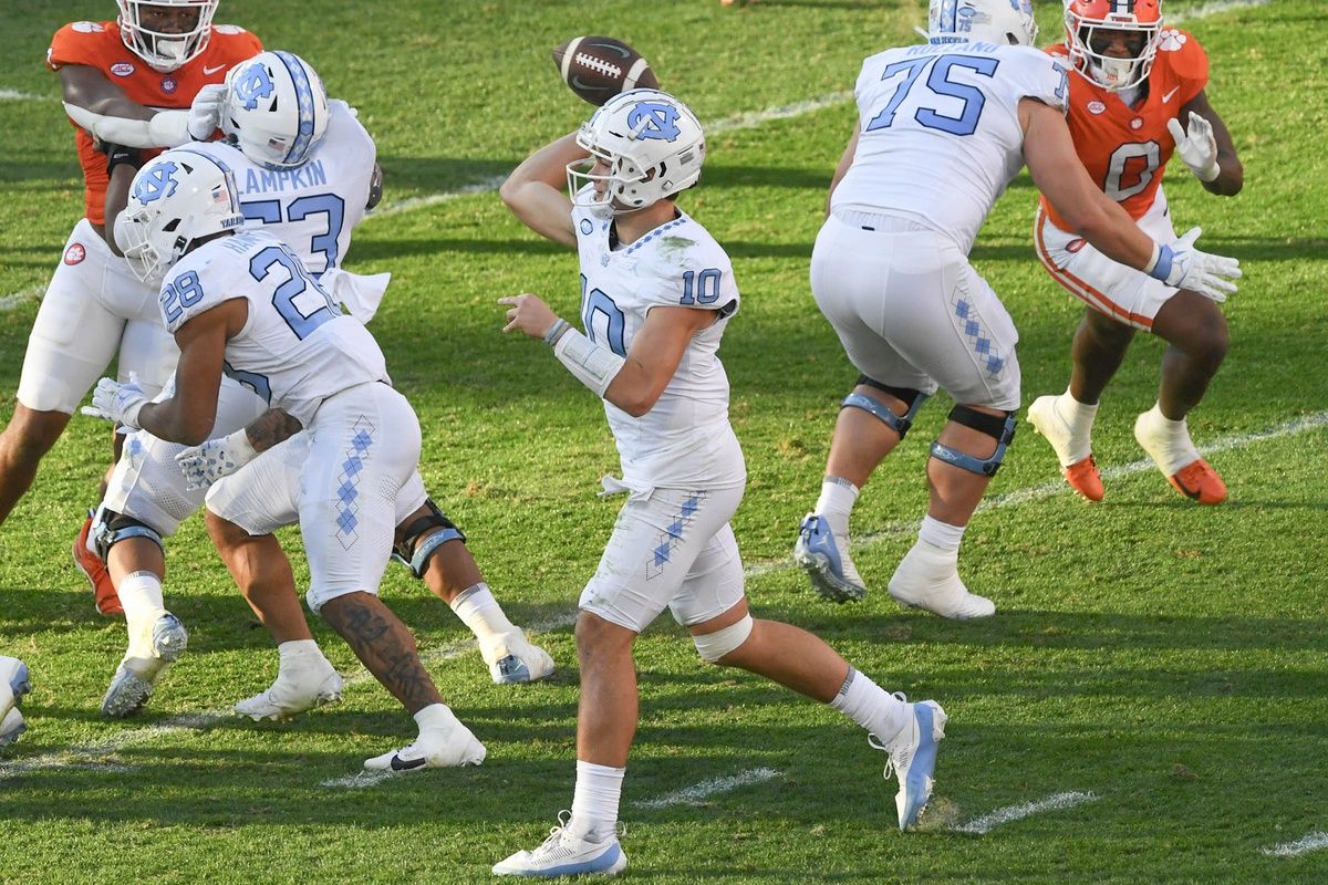 North Carolina Tar Heels quarterback Drake Maye (10) throws a pass against the Clemson Tigers during the first quarter at Memorial Stadium.