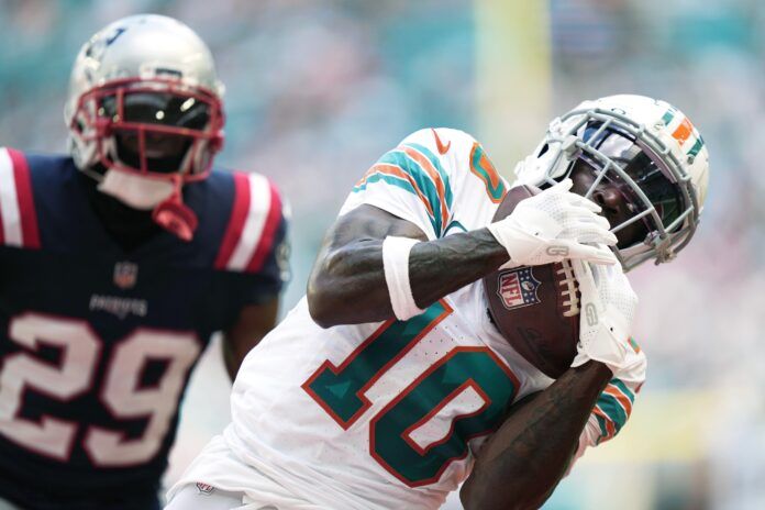 Miami Dolphins WR Tyreek Hill (10) makes a catch against the New England Patriots.