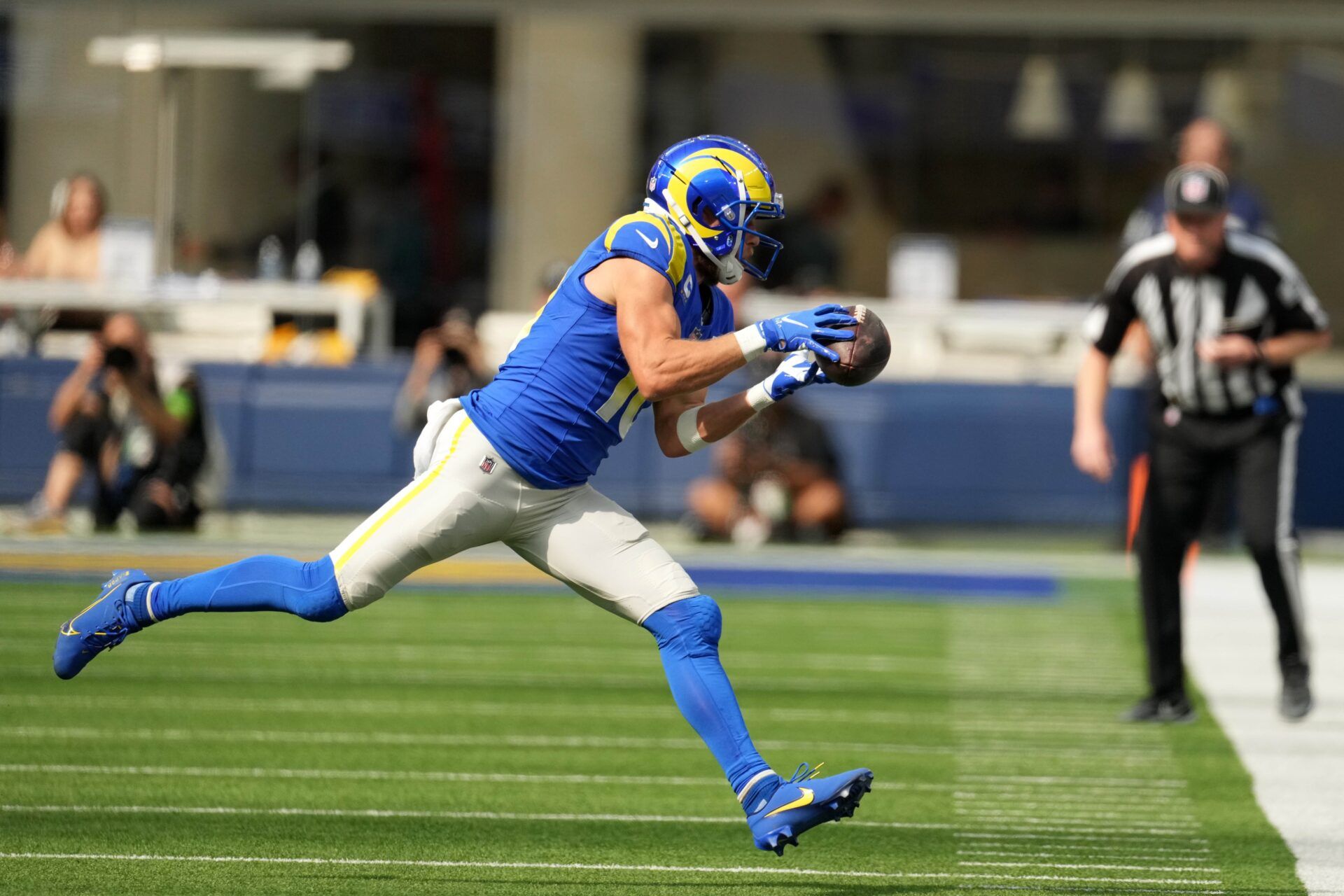 Los Angeles Rams wide receiver Cooper Kupp (10) catches the ball against the Pittsburgh Steelers in the first half at SoFi Stadium.