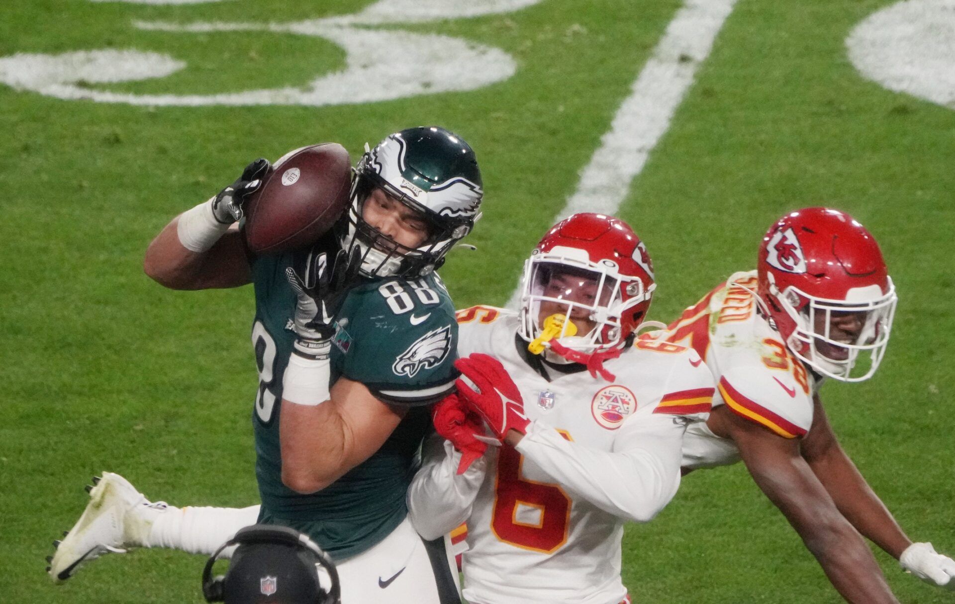 Philadelphia Eagles TE Dallas Goedert (88) makes a catch against the Kansas City Chiefs in the Super Bowl.