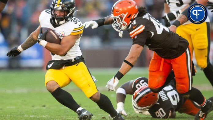 Pittsburgh Steelers RB Jaylen Warren (30) runs with the ball against the Cleveland Browns.