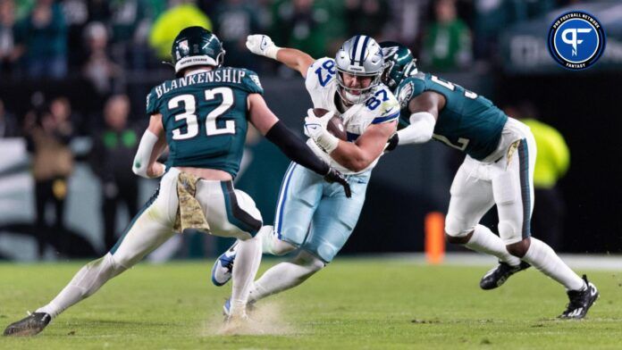 Dallas Cowboys tight end Jake Ferguson (87) runs with the ball against Philadelphia Eagles safety Reed Blankenship (32) after a catch during the third quarter at Lincoln Financial Field.