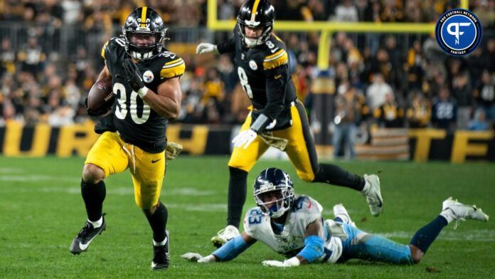 Pittsburgh Steelers RB Jaylen Warren (30) makes a long run against the Tennessee Titans.