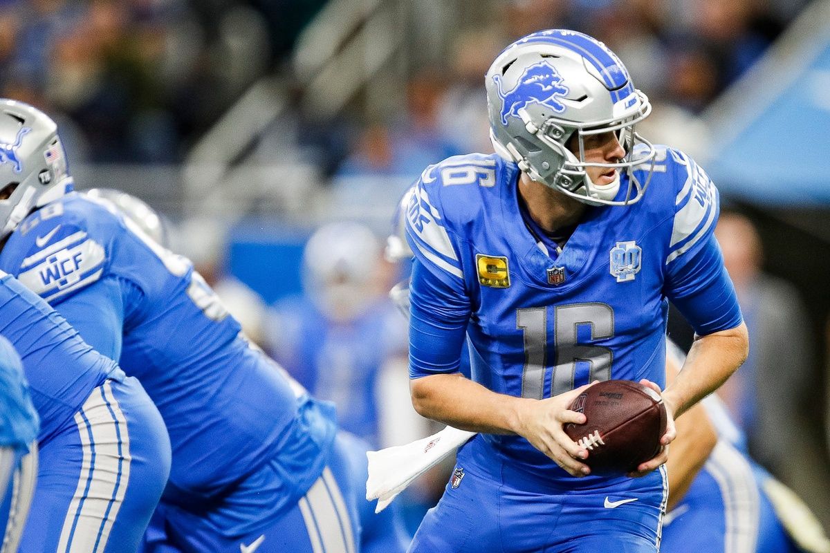 Detroit Lions quarterback Jared Goff runs a play against the Chicago Bears during the first half at Ford Field in Detroit on Sunday, Nov. 19, 2023.