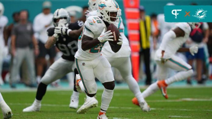 Miami Dolphins RB De'Von Achane carries the football.