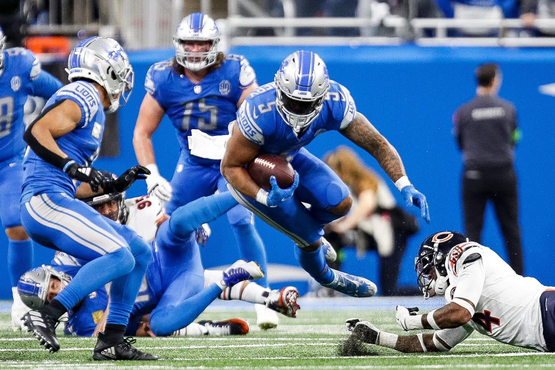 Detroit Lions running back David Montgomery (5) runs against Chicago Bears during the second half at Ford Field in Detroit on Sunday, Nov. 19, 2023.