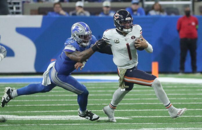 Chicago Bears QB Justin Fields (1) runs the ball against the Detroit Lions.