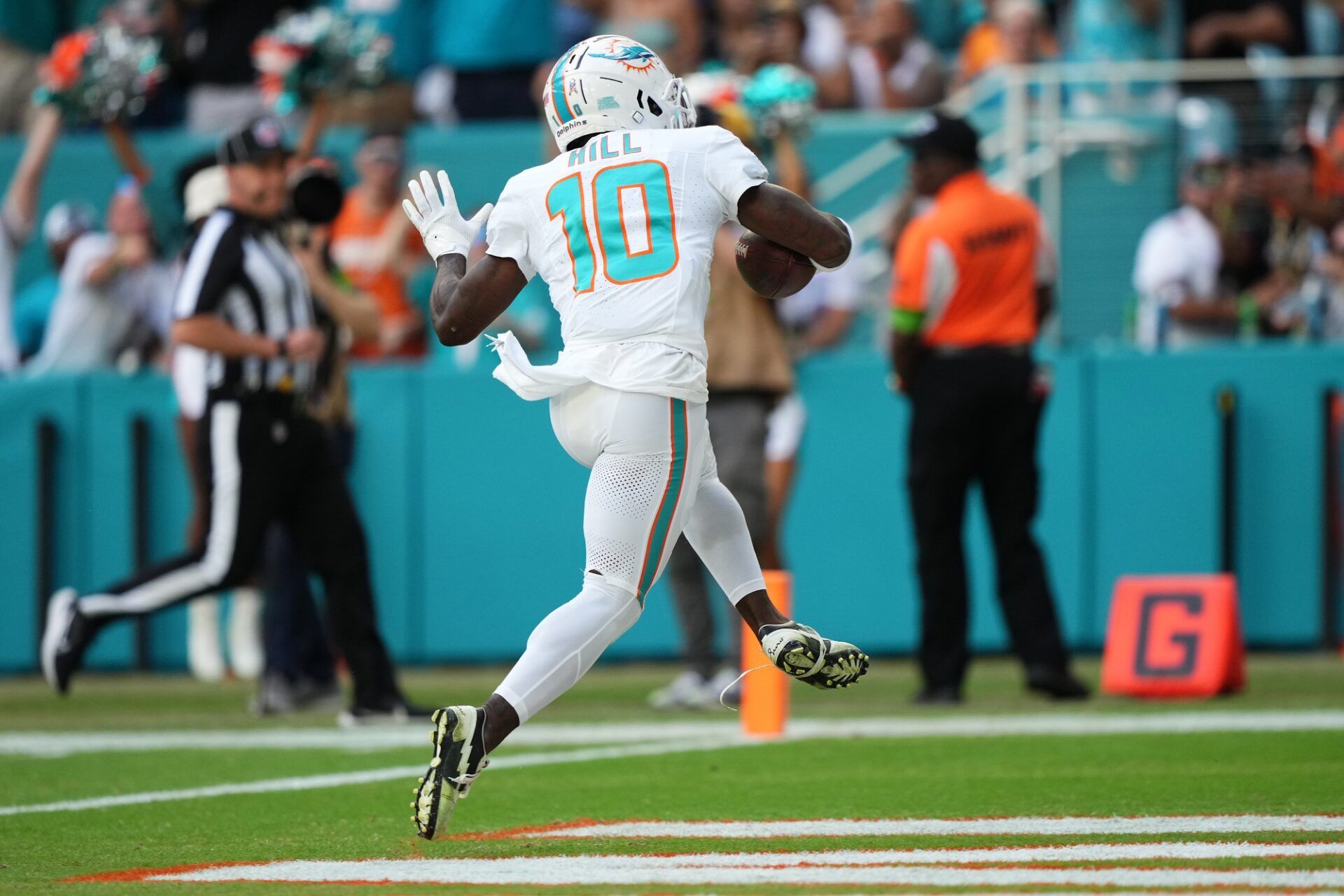 Tyreek Hill (10) scores a touchdown against the Las Vegas Raiders during the first half at Hard Rock Stadium.