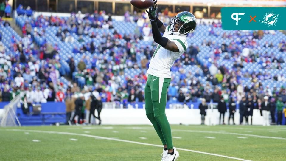 New York Jets cornerback Sauce Gardner (1) warms up prior to the game against the Buffalo Bills at Highmark Stadium.