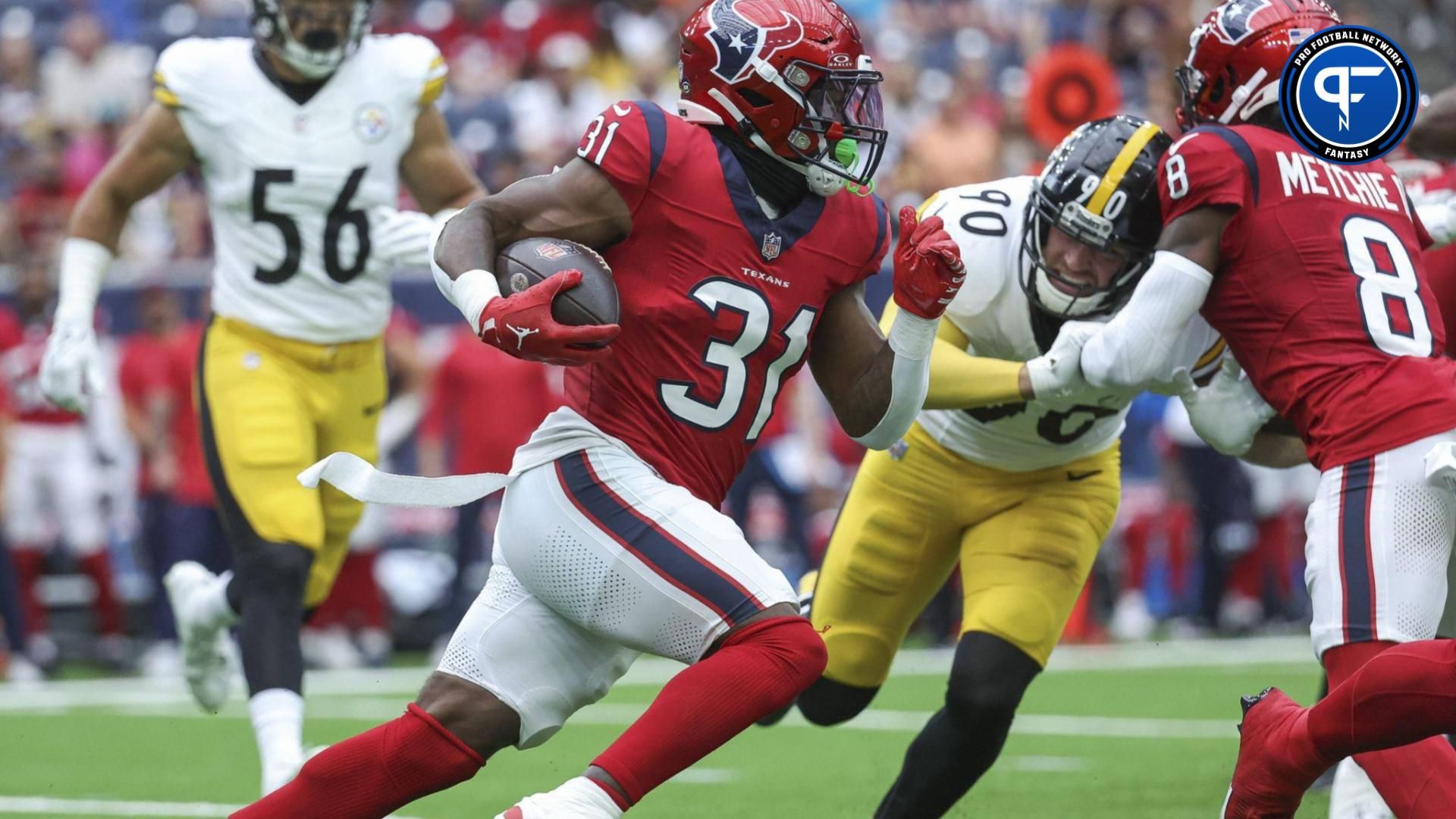 Houston Texans RB Dameon Pierce (31) runs the ball against the Pittsburgh Steelers.