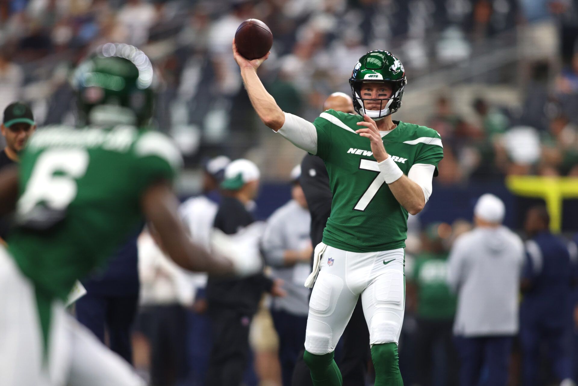 New York Jets quarterback Tim Boyle (7) throws a pass during warmup before the game against the Dallas Cowboys at AT&T Stadium.