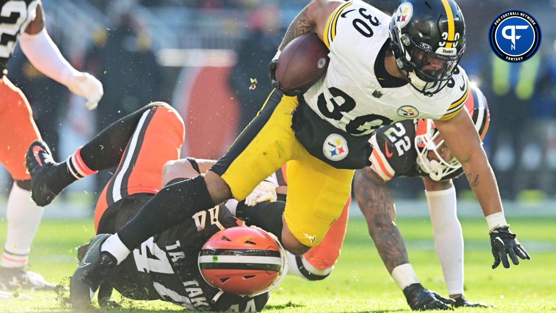 Pittsburgh Steelers RB Jaylen Warren (30) runs the ball against the Cleveland Browns.