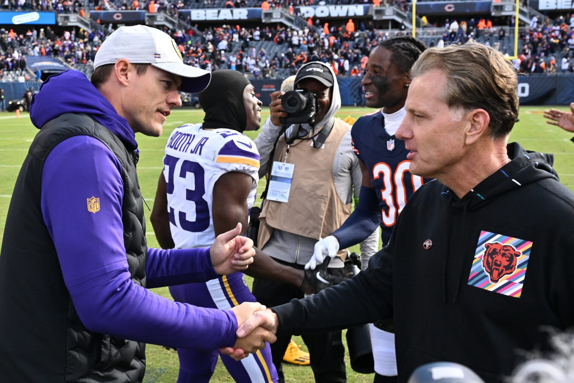 Minnesota Vikings head coach Kevin O'Connell (left) shakes hands with Chicago Bears head coach Matt Eberflus after their game at Soldier Field.