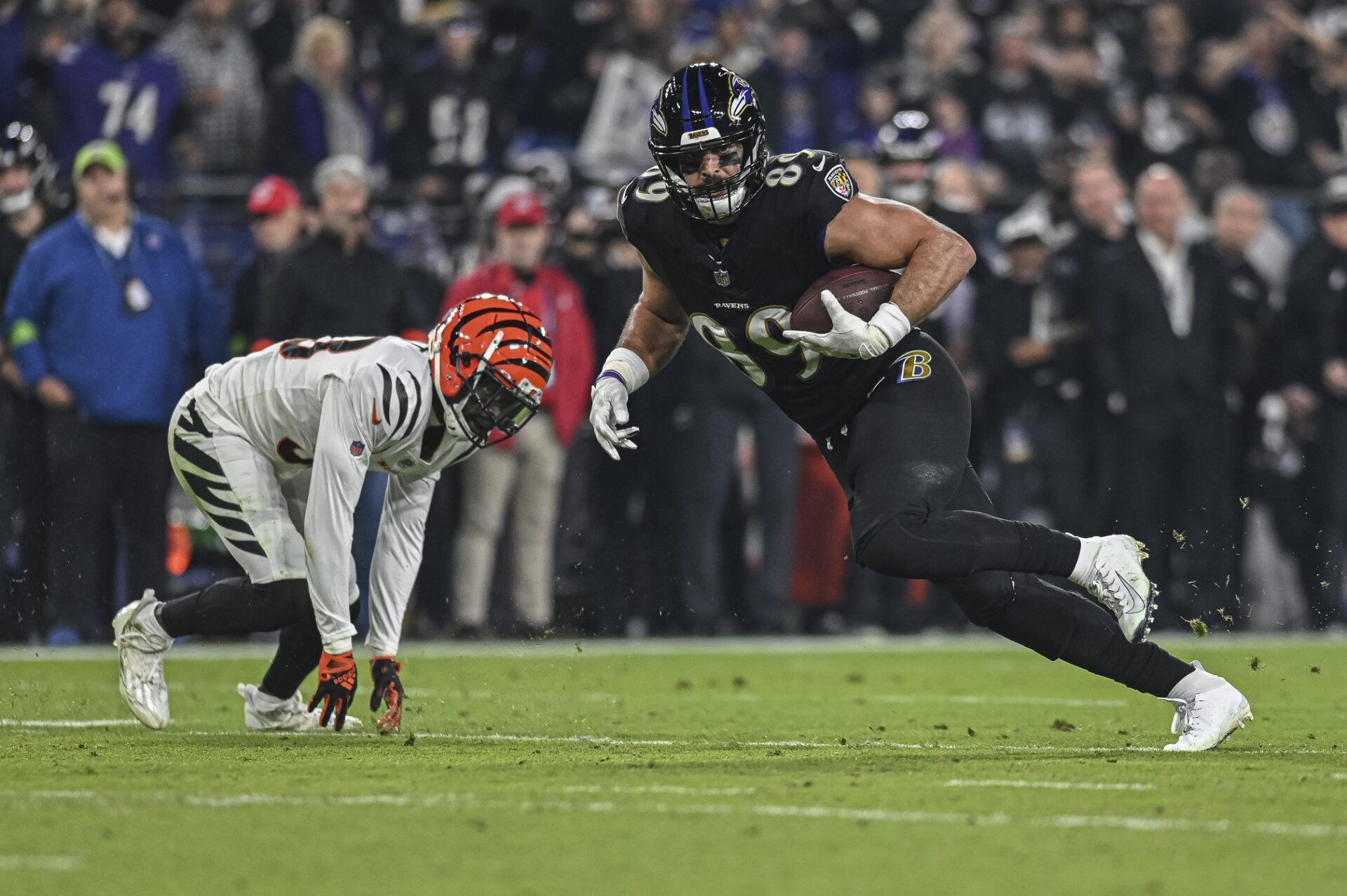 Baltimore Ravens tight end Mark Andrews (89) runs after a first half catch against the Cincinnati Bengals at M&T Bank Stadium.