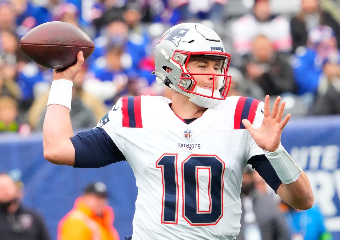 New England Patriots quarterback Mac Jones (10) throws against the New York Giants in the 1st half at MetLife Stadium.