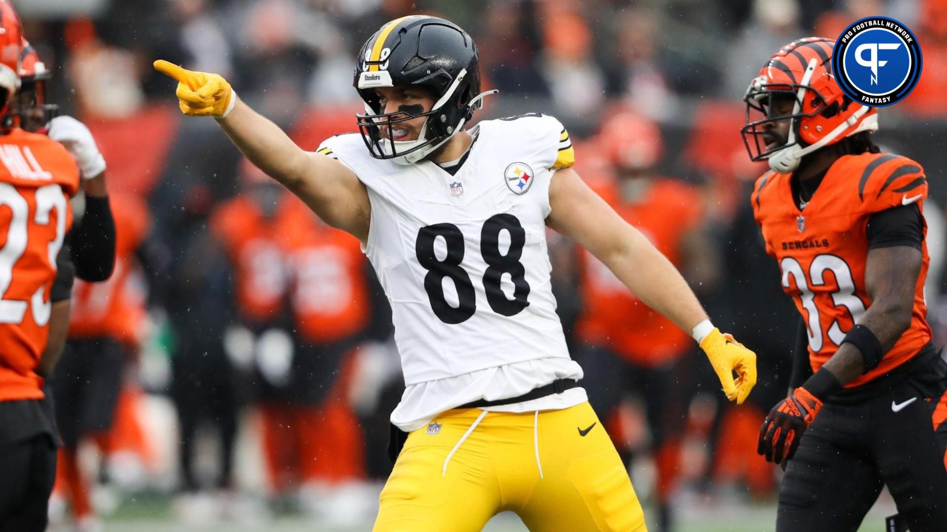 Pittsburgh Steelers TE Pat Freiermuth (88) signals a first down against the Cincinnati Bengals.