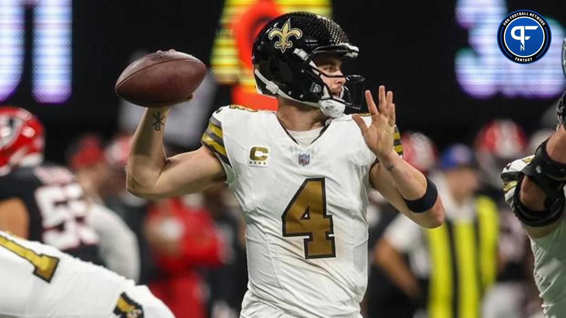 Derek Carr (4) throws a pass against the Atlanta Falcons in the second half at Mercedes-Benz Stadium.