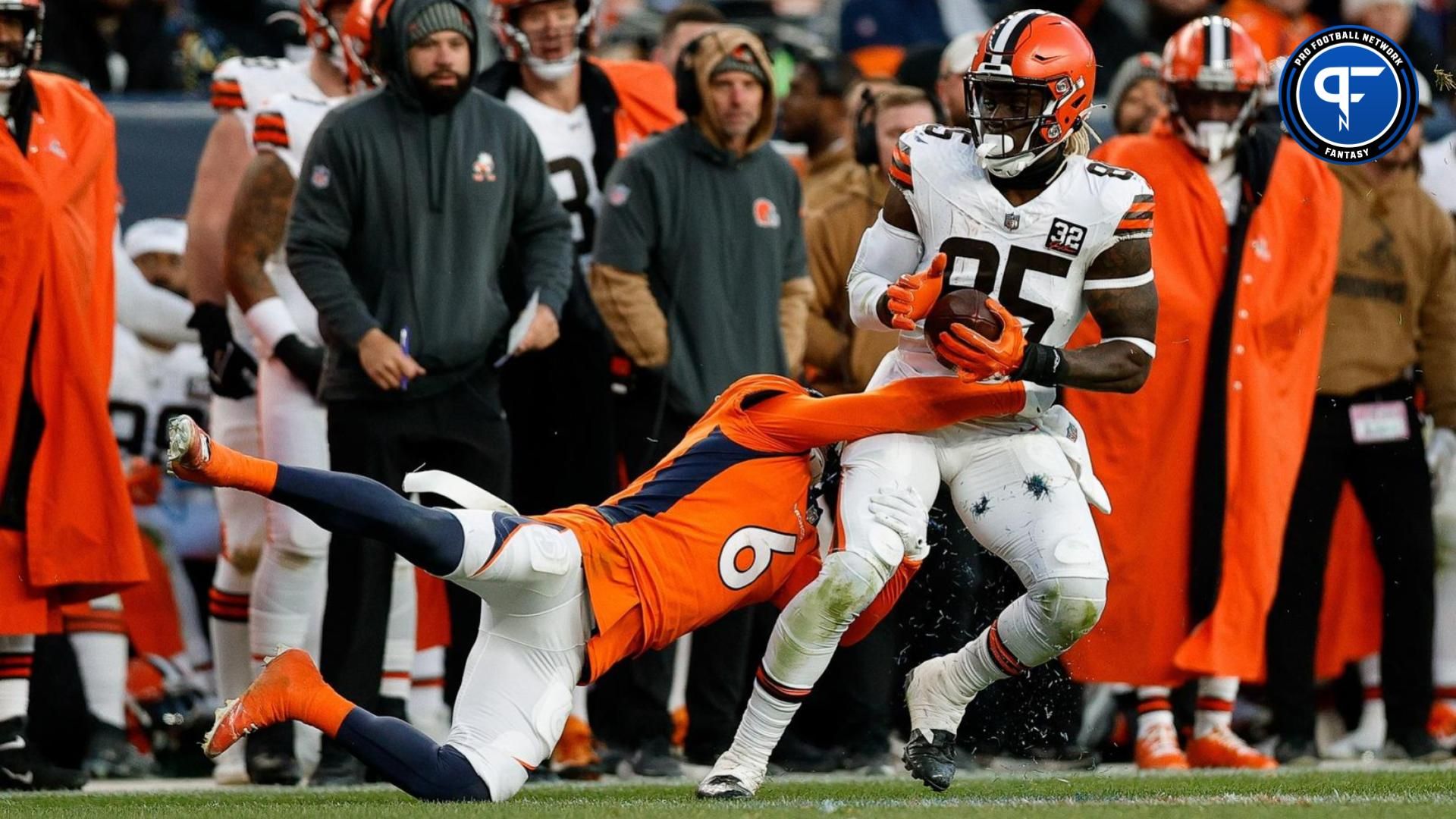 Cleveland Browns TE David Njoku (85) makes a catch against the Denver Broncos.