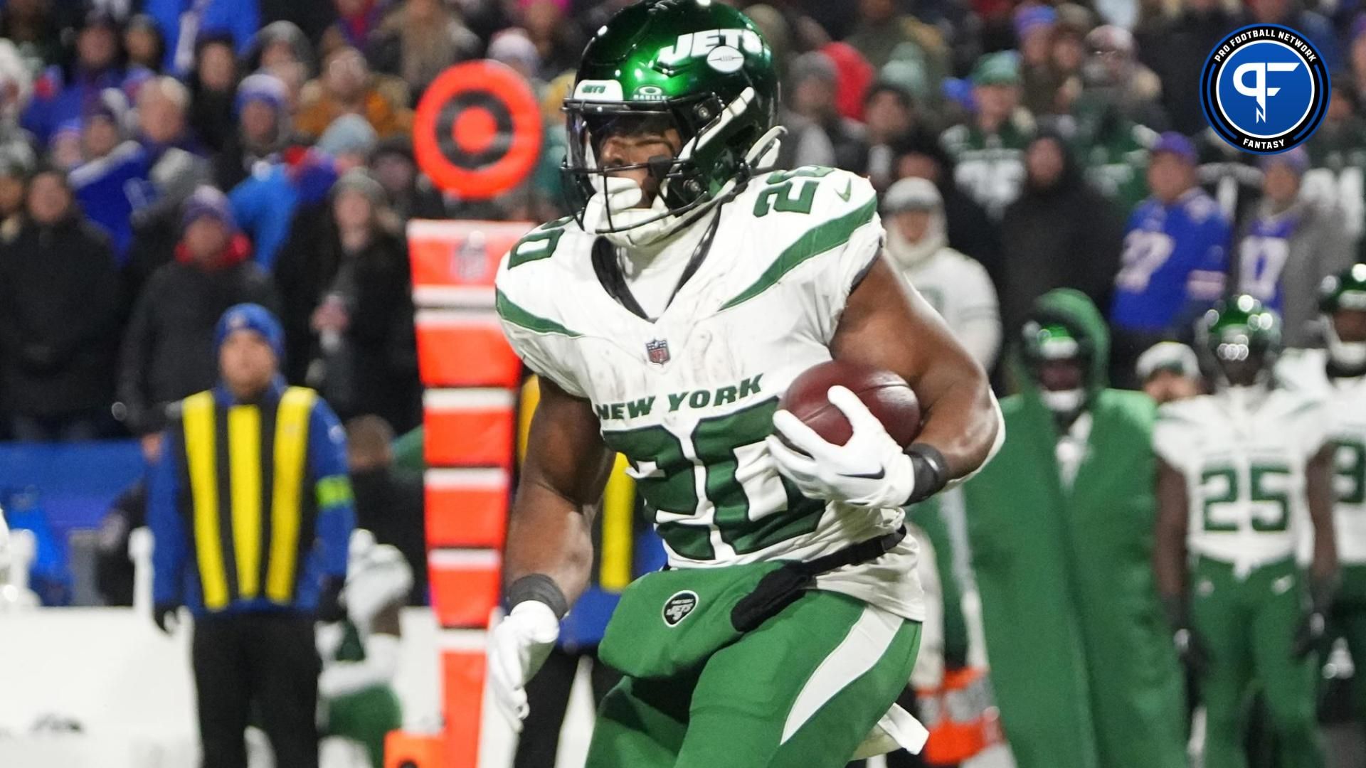 New York Jets RB Breece Hall (20) runs the ball against the Buffalo Bills.