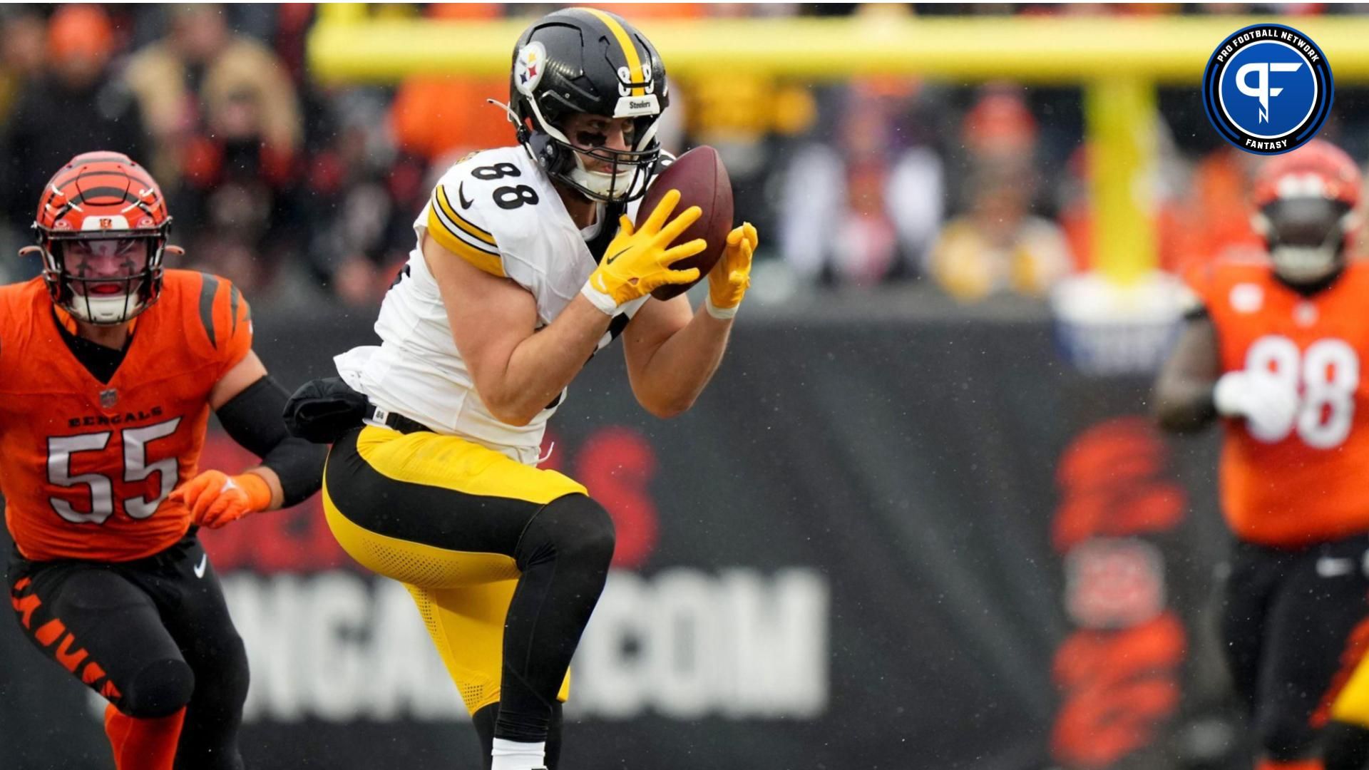 Pat Freiermuth (88) catches a pass in the first quarter of a Week 12 NFL football game between the Pittsburgh Steelers and the Cincinnati Bengals.