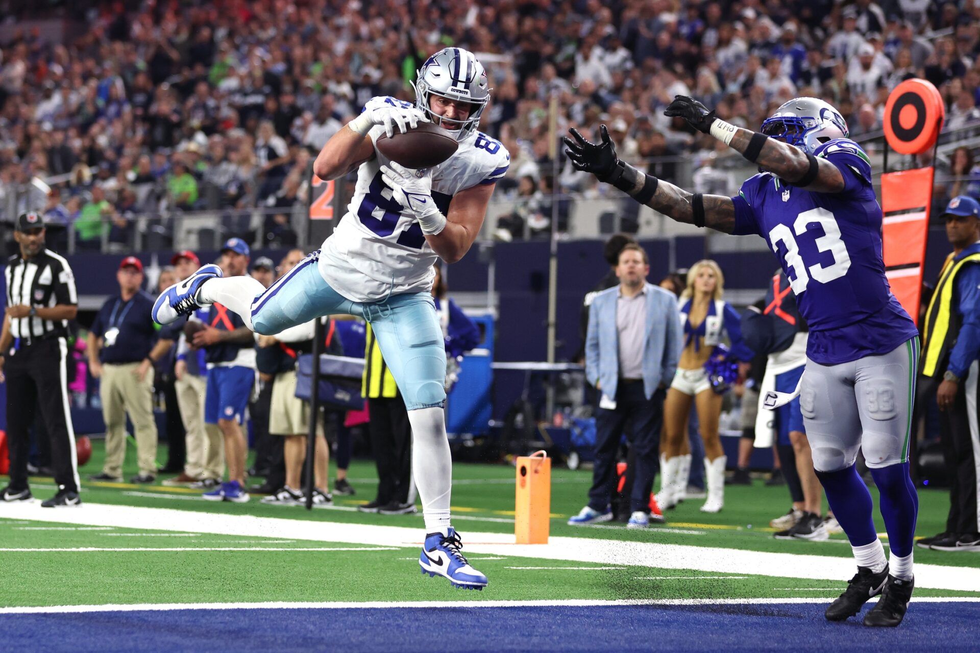 Dallas Cowboys TE Jake Ferguson (87) catches a TD pass against the Seattle Seahawks.