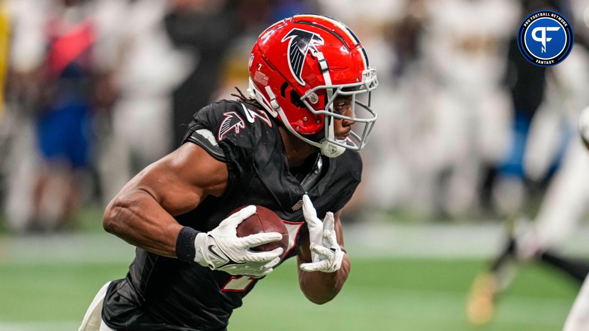 Atlanta Falcons running back Bijan Robinson (7) runs with the ball against the New Orleans Saints at Mercedes-Benz Stadium.