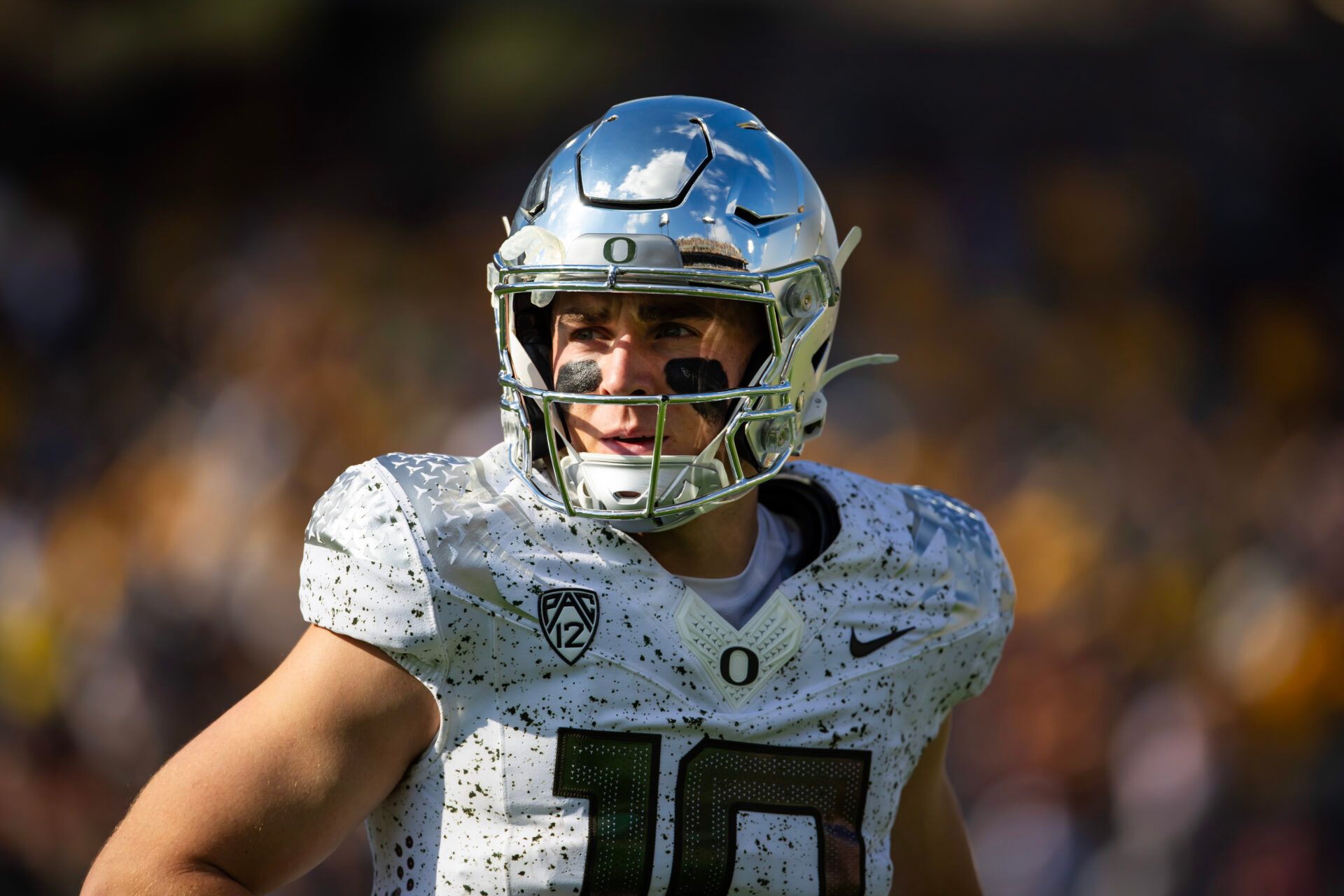 Oregon Ducks quarterback Bo Nix (10) against the Arizona State Sun Devils at Mountain America Stadium.