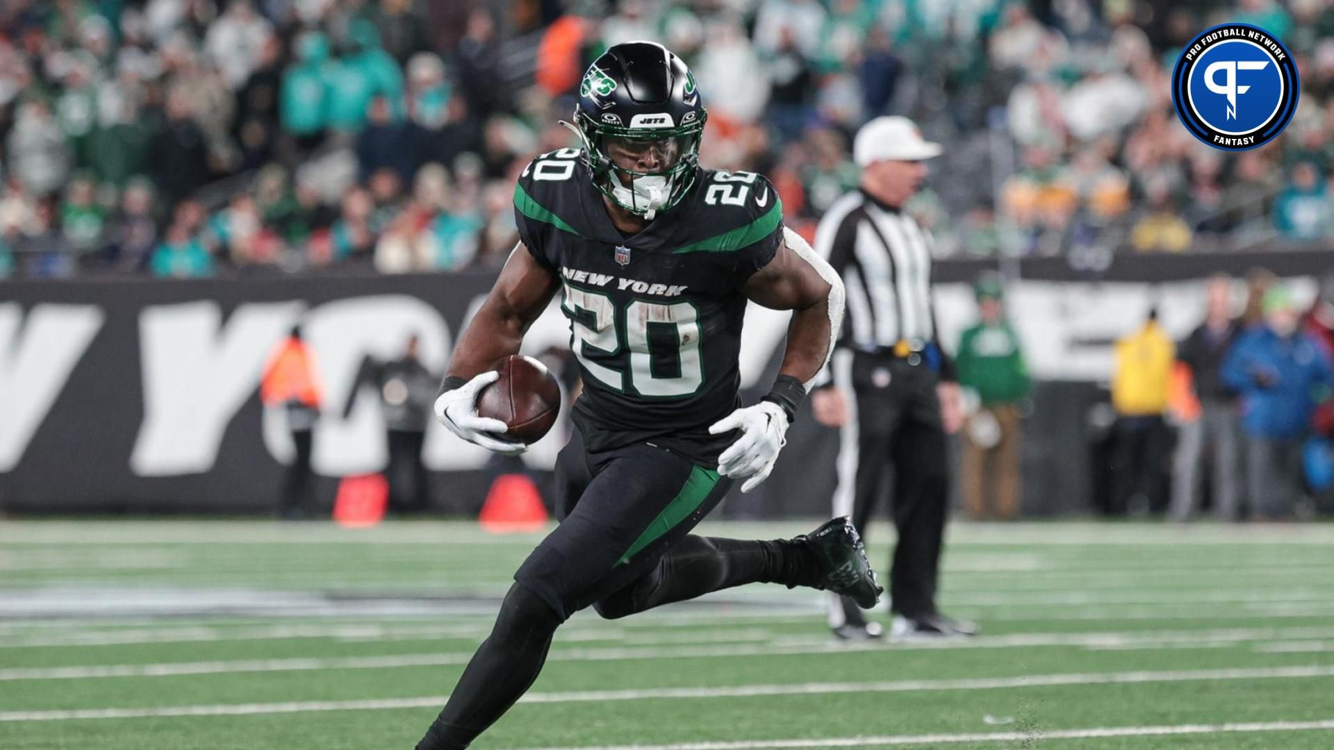 Breece Hall (20) carries the ball during the second half against the Miami Dolphins at MetLife Stadium.