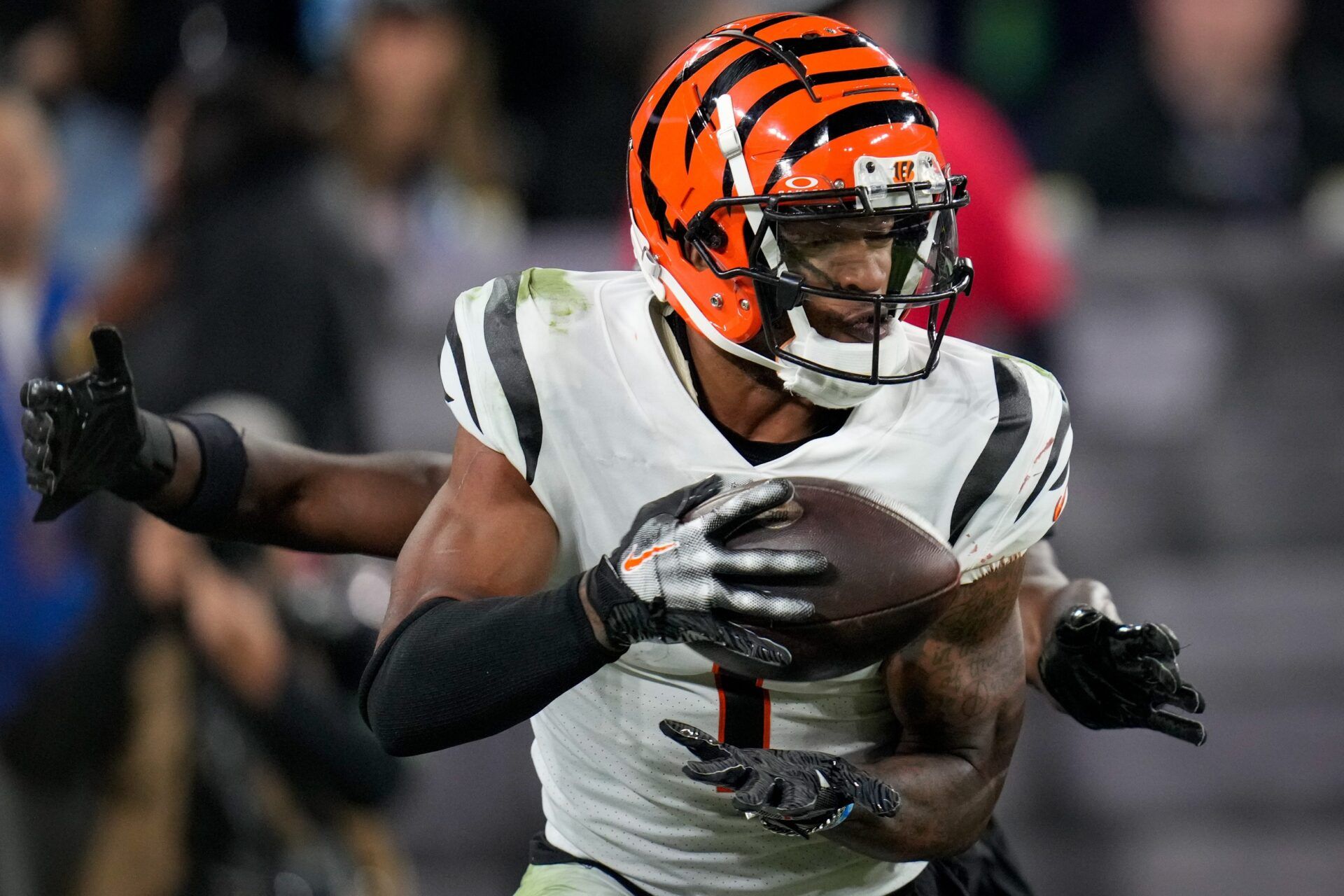 Cincinnati Bengals wide receiver Ja'Marr Chase (1) catches a pass in the end zone for a touchdown in the fourth quarter.