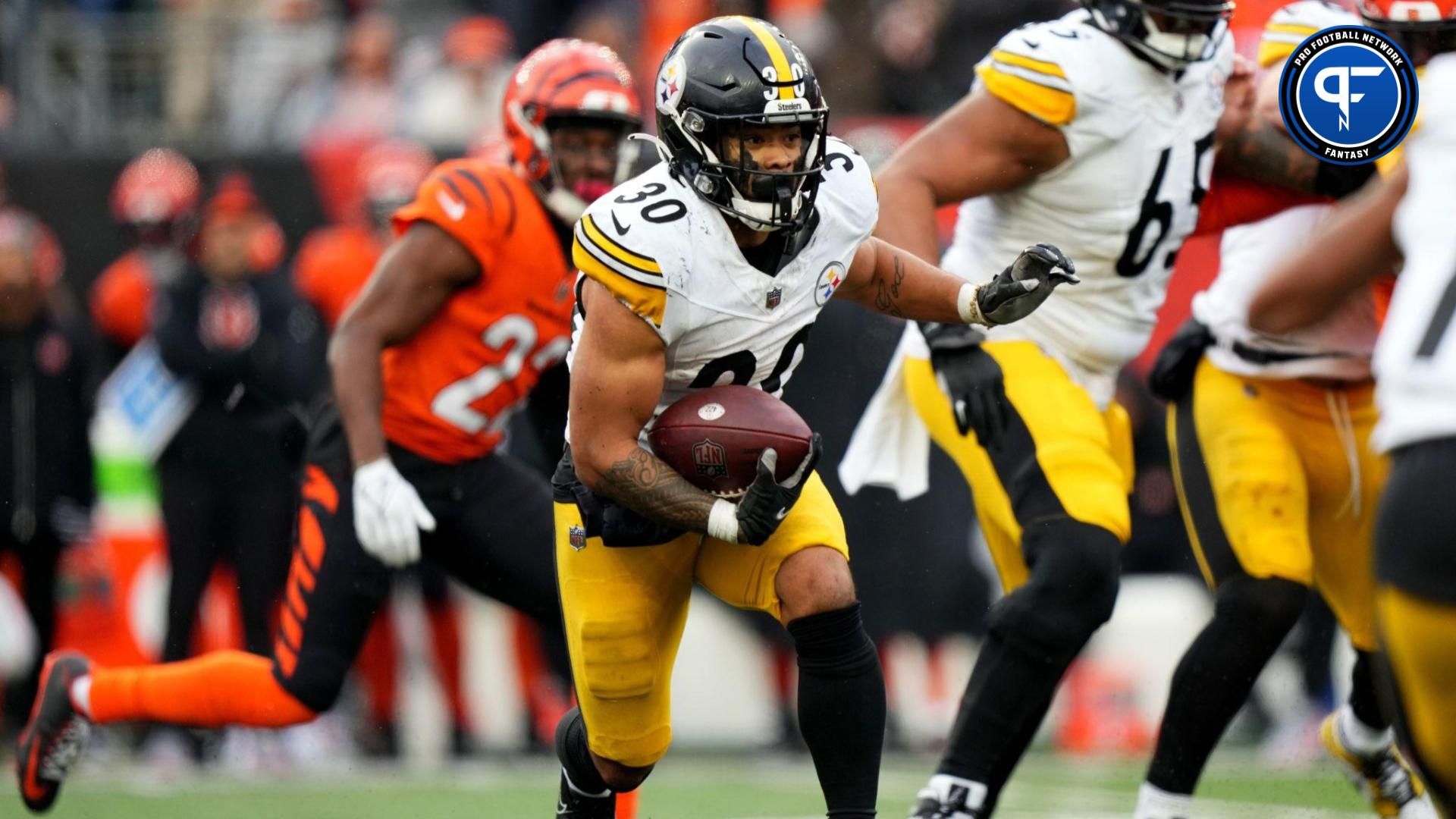 Pittsburgh Steelers running back Jaylen Warren (30) carries the ball in the fourth quarter against the Cincinnati Bengals at Paycor Stadium.