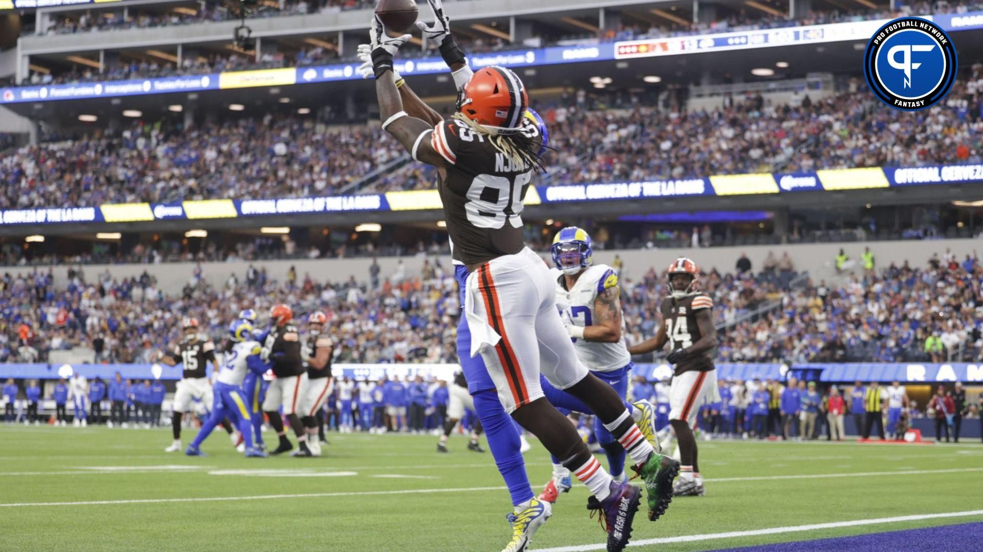 Cleveland Browns tight end David Njoku (85) makes a touchdown catch during the second half in a game against the Los Angeles Rams.