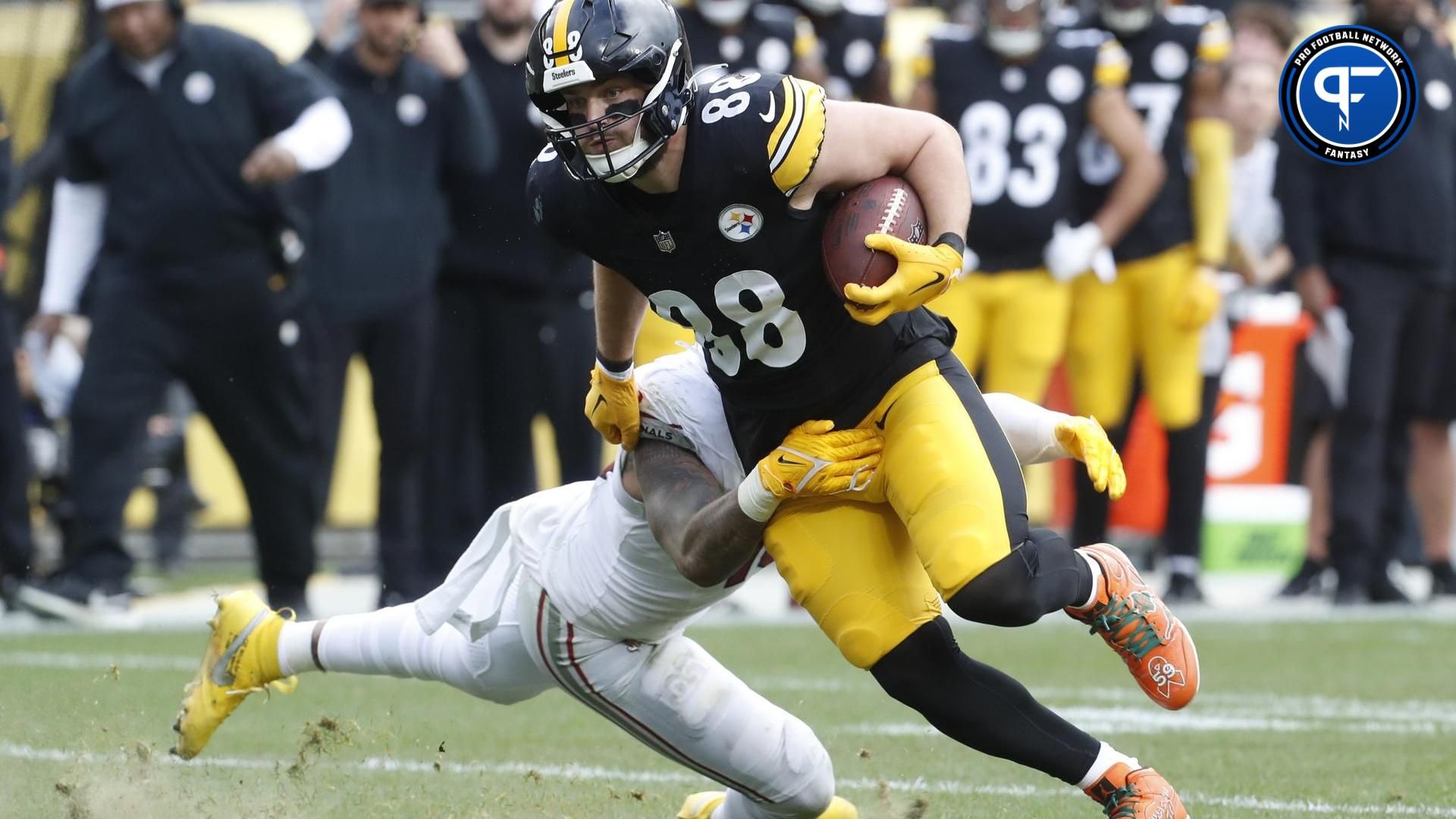 Pittsburgh Steelers TE Pat Freiermuth (88) runs after a catch against the Arizona Cardinals.