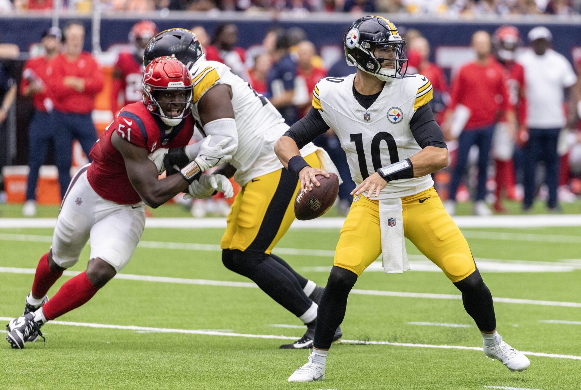 Pittsburgh Steelers quarterback Mitch Trubisky (10) drops back to pass against the Houston Texans in the second half at NRG Stadium.