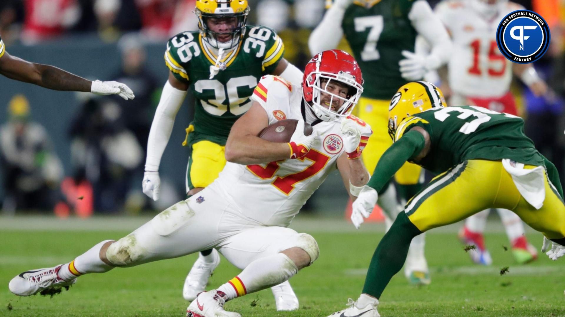 Kansas City Chiefs TE Travis Kelce (87) gains a first down against the Green Bay Packers.