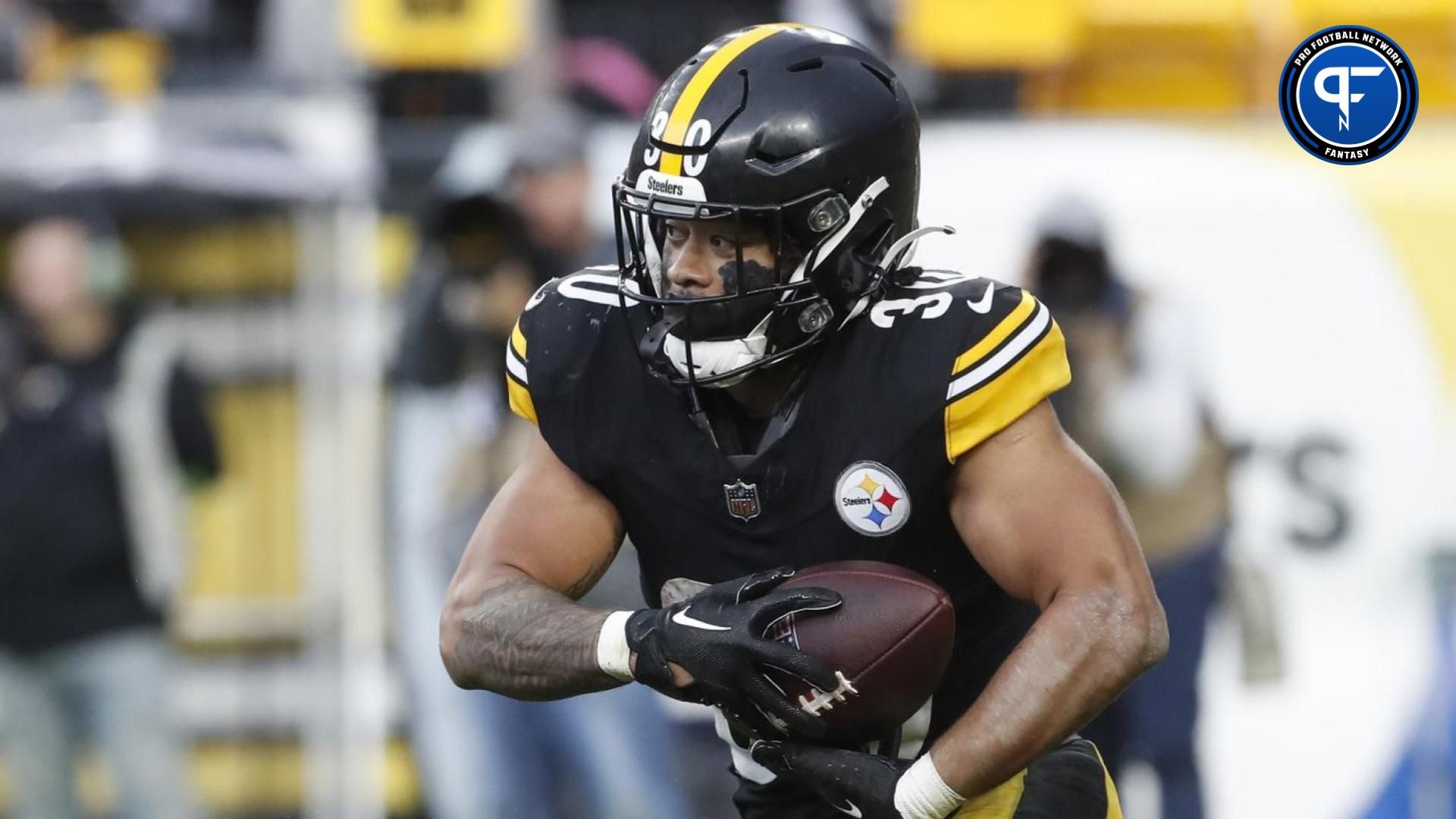 Jaylen Warren (30) runs the ball against the Arizona Cardinals during the third quarter at Acrisure Stadium.