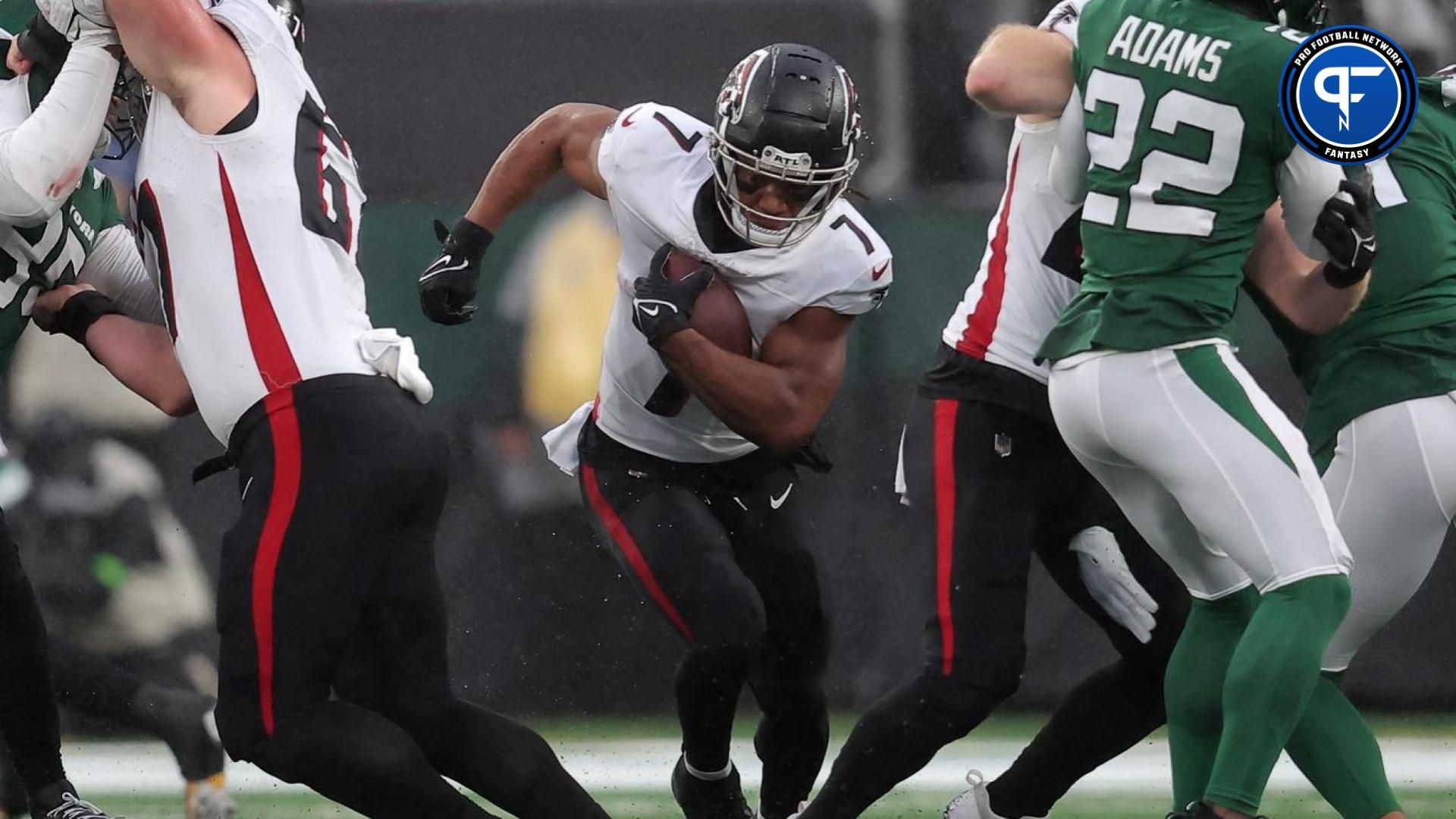 Bijan Robinson (7) runs with the ball against the New York Jets during the third quarter at MetLife Stadium.